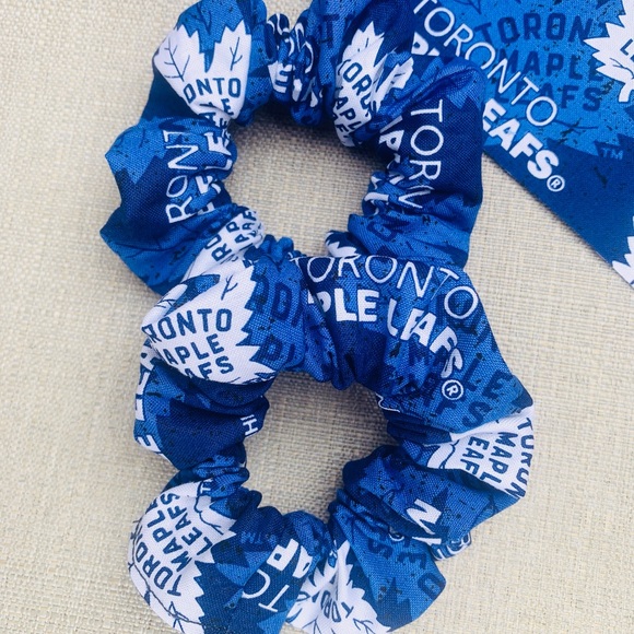 Toronto Maple Leafs Scrunchie - Picture 2 of 2